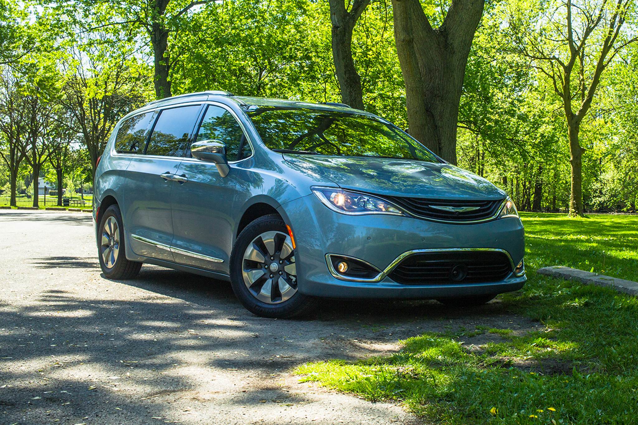 2017 Chrysler Pacifica Hybrid Platinum Quick Take Review